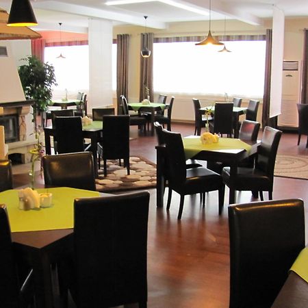 Hotel Gregor Pszczółki Екстериор снимка